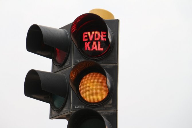 Konya trafik ışıklarında ve led ekranlarda ’evde kal’ çağrısı yapıldı