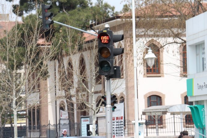 Konya trafik ışıklarında ve led ekranlarda ’evde kal’ çağrısı yapıldı