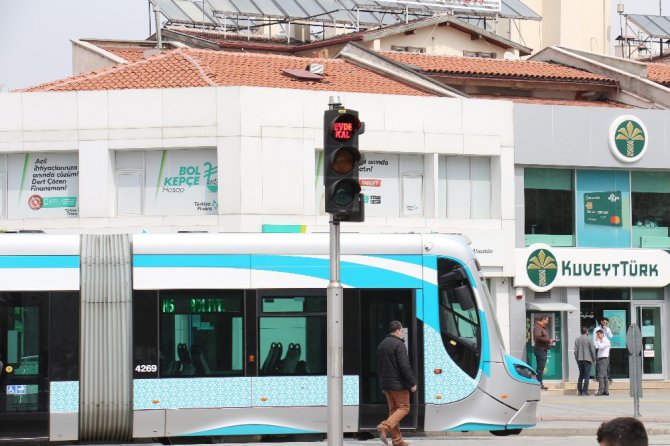 Konya trafik ışıklarında ve led ekranlarda ’evde kal’ çağrısı yapıldı