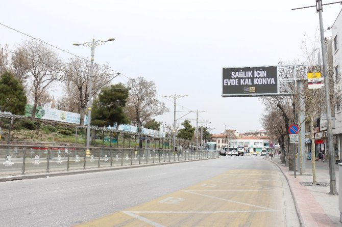 Konya trafik ışıklarında ve led ekranlarda ’evde kal’ çağrısı yapıldı