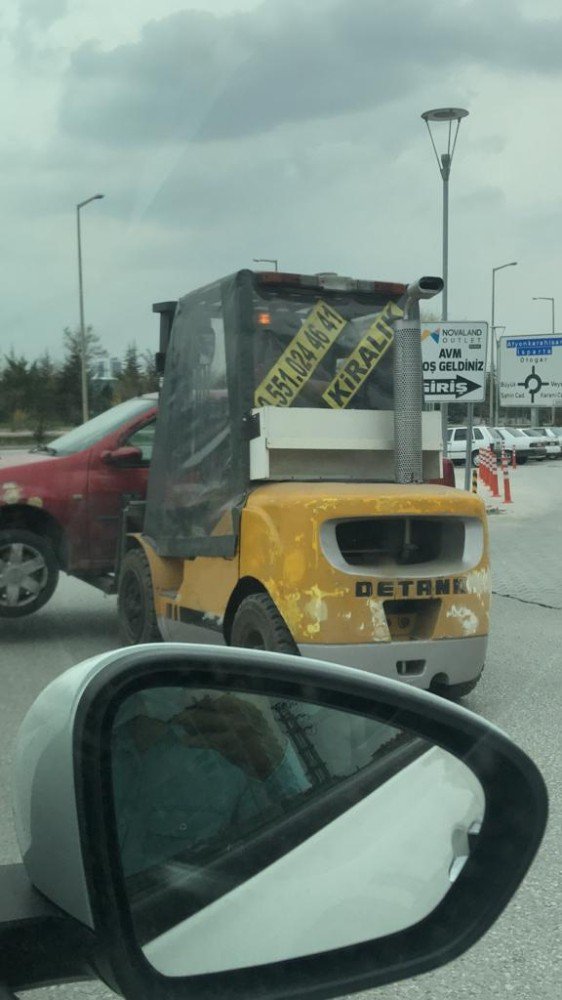 Forklift ile caddede otomobil taşıdı