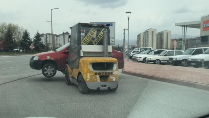 Forklift ile caddede otomobil taşıdı