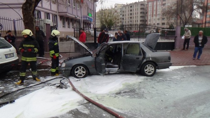 Konya’da seyir halindeki otomobil yandı