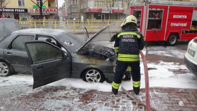 Konya’da seyir halindeki otomobil yandı