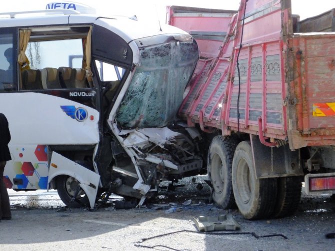 Midibüs ile kamyon çarpıştı, sıkışan sürücüyü itfaiye kurtardı