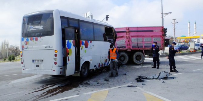 Midibüs ile kamyon çarpıştı, sıkışan sürücüyü itfaiye kurtardı