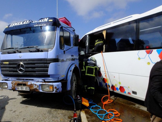 Midibüs ile kamyon çarpıştı, sıkışan sürücüyü itfaiye kurtardı