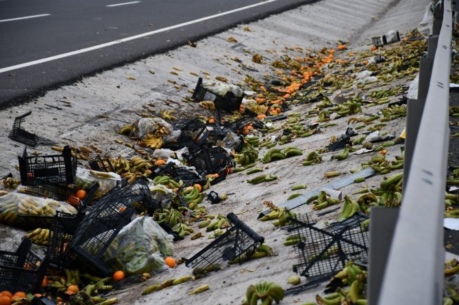 Aksaray’da meyve yüklü kamyonet devrildi: 1 yaralı