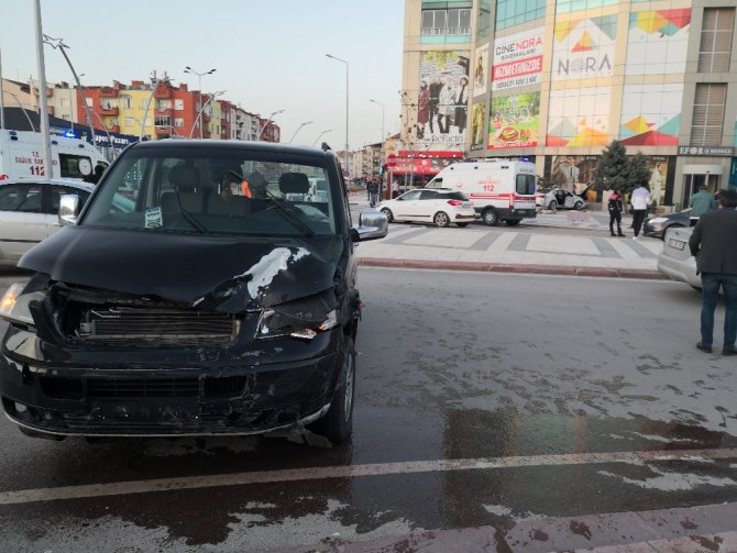 Yatırıldığı sedyeden defalarca kalkan yaralı sürücü güçlükle ikna edildi