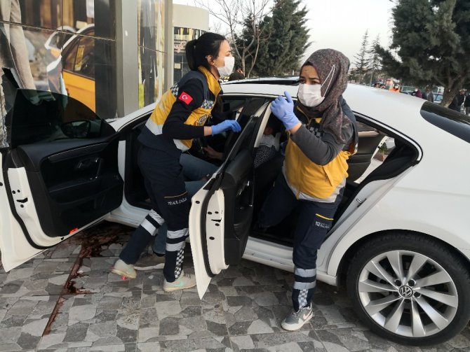 Yatırıldığı sedyeden defalarca kalkan yaralı sürücü güçlükle ikna edildi