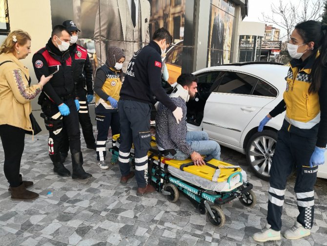 Yatırıldığı sedyeden defalarca kalkan yaralı sürücü güçlükle ikna edildi