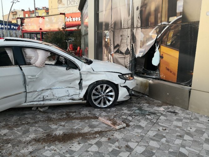 Yatırıldığı sedyeden defalarca kalkan yaralı sürücü güçlükle ikna edildi