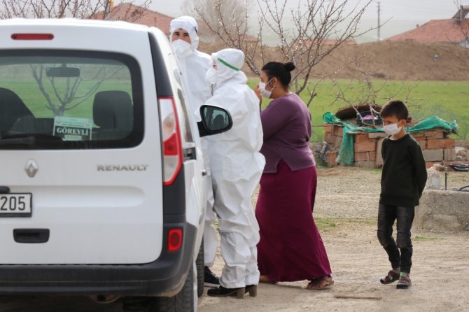 Karantinaya alınan köyde tespit ve test çalışması yapılıyor