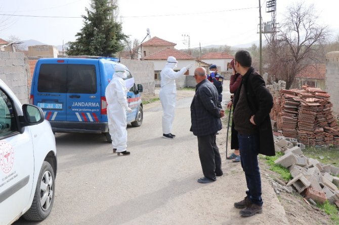 Karantinaya alınan köyde tespit ve test çalışması yapılıyor