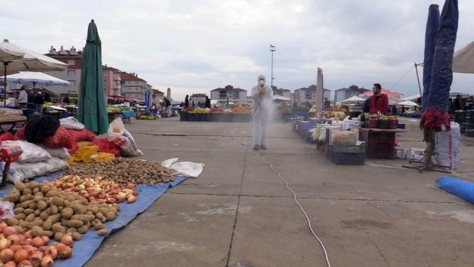 Akşehir Belediyesi pazarda maske dağıttı