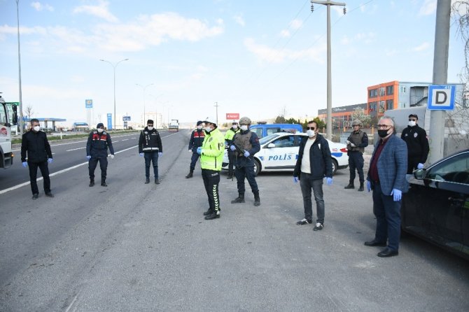 10 Nisan’da polis ekiplerine tatlı ikramıyla moral desteği