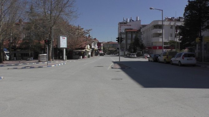 Konya’nın Beyşehir ilçesinde cadde ve sokaklar sessiz