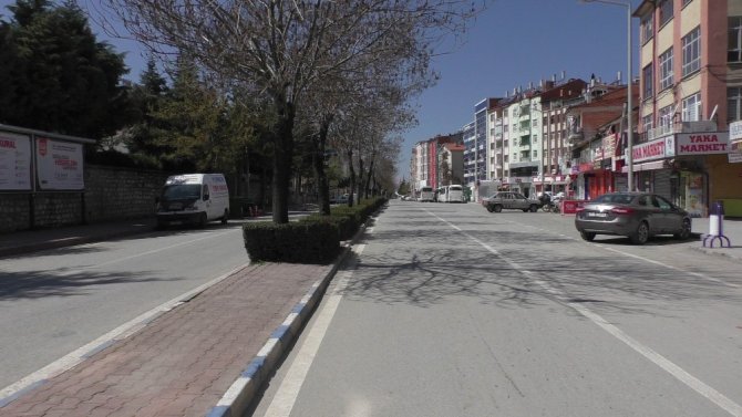 Konya’nın Beyşehir ilçesinde cadde ve sokaklar sessiz