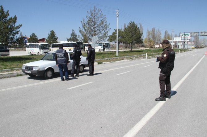 Konya’nın Beyşehir ilçesinde cadde ve sokaklar sessiz