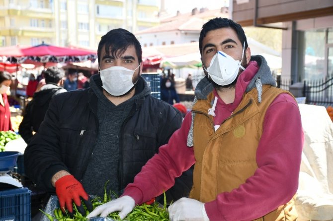 Pazarcılık yapan genç sağlıkçı korona virüsle mücadele etmek istiyor