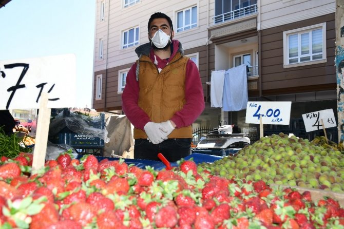 Pazarcılık yapan genç sağlıkçı korona virüsle mücadele etmek istiyor