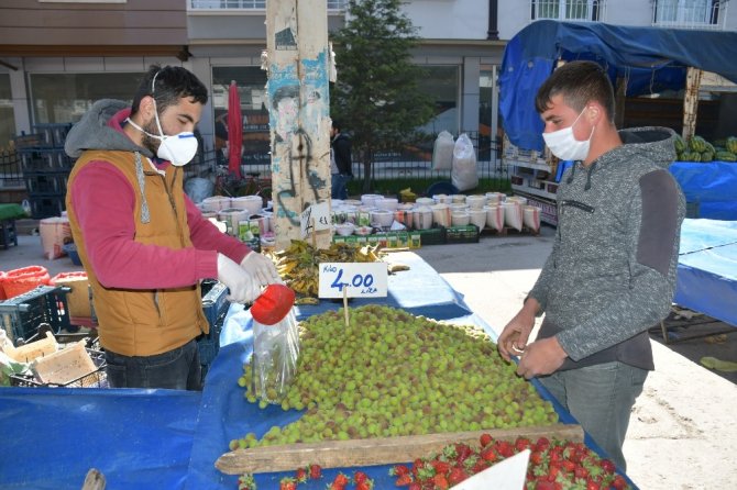 Pazarcılık yapan genç sağlıkçı korona virüsle mücadele etmek istiyor