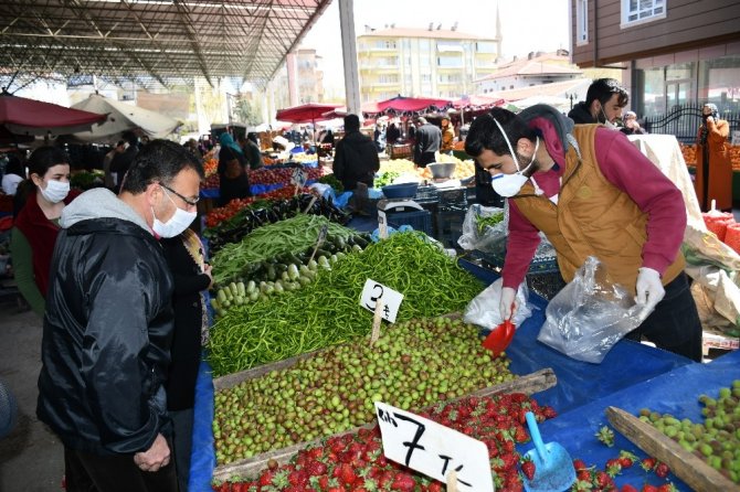 Pazarcılık yapan genç sağlıkçı korona virüsle mücadele etmek istiyor