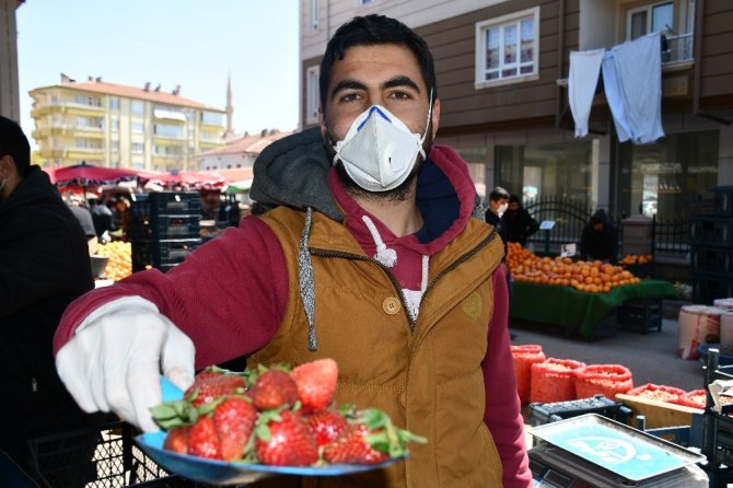 Pazarcılık yapan genç sağlıkçı korona virüsle mücadele etmek istiyor