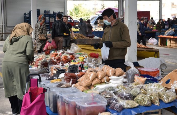 Selçuklu Belediyesinden pazarda sosyal mesafe denetimi