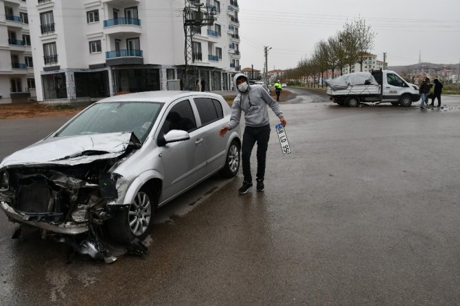 Aksaray’da kamyonetle otomobil çarpıştı: 1 yaralı