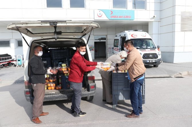 Aksaray’da sağlıkçılara meyveli moral desteği