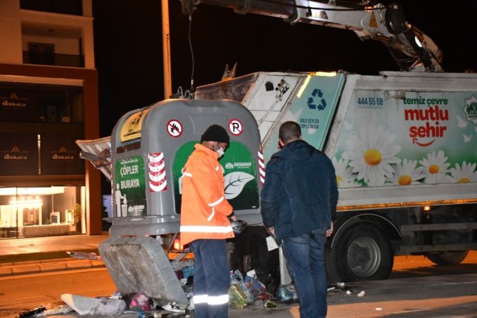 Halatı kopan çöp konteyner kapağı görevliyi yaraladı