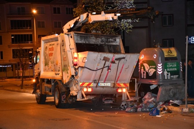 Halatı kopan çöp konteyner kapağı görevliyi yaraladı