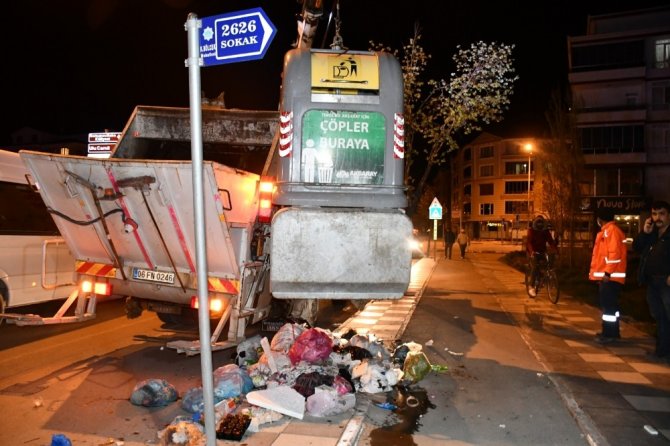 Halatı kopan çöp konteyner kapağı görevliyi yaraladı