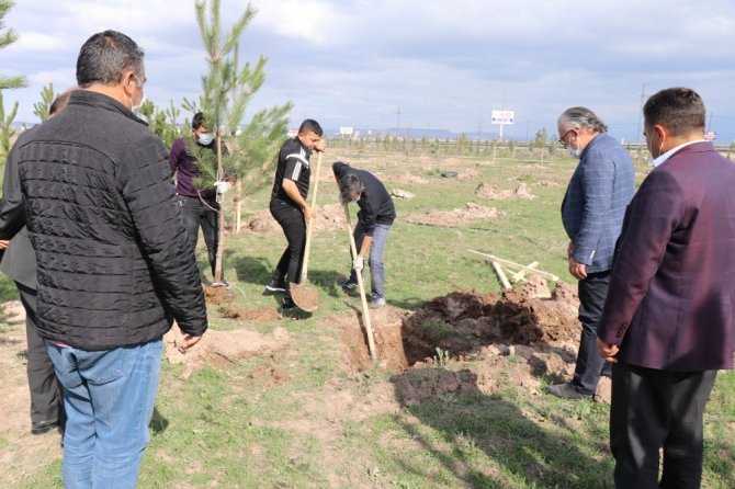 Aksaray’da ’inadına üretim, inadına yatırım’ sloganıyla 5 bin fidan toprakla buluştu