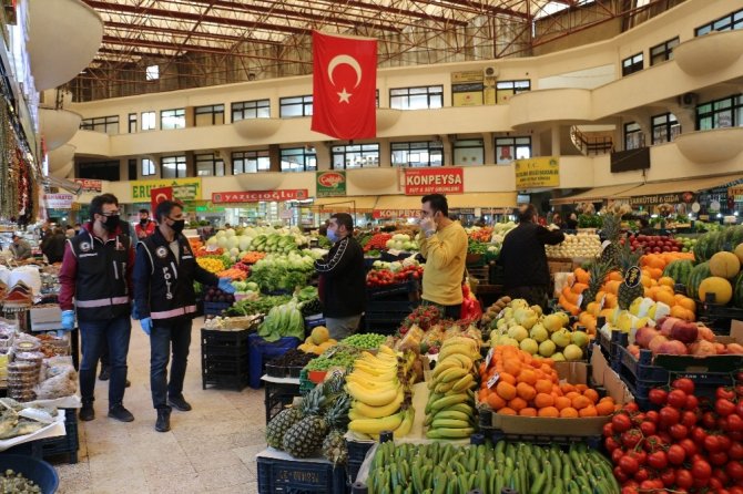 Konya’nın asırlık çarşısında maske takma ve sosyal mesafe kuralına uyuluyor