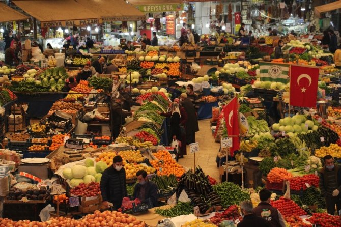 Konya’nın asırlık çarşısında maske takma ve sosyal mesafe kuralına uyuluyor