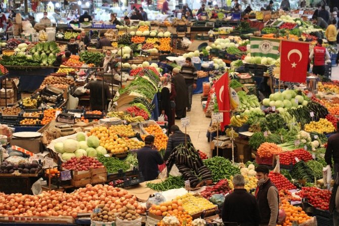 Konya’nın asırlık çarşısında maske takma ve sosyal mesafe kuralına uyuluyor