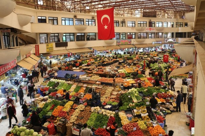 Konya’nın asırlık çarşısında maske takma ve sosyal mesafe kuralına uyuluyor