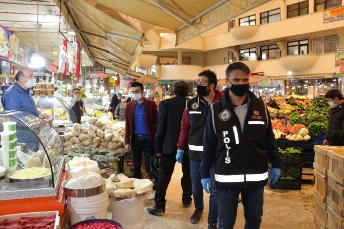 Konya’nın asırlık çarşısında maske takma ve sosyal mesafe kuralına uyuluyor