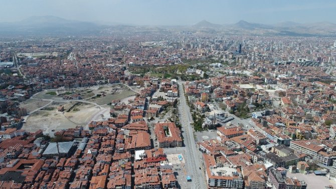 Konya’da boş cadde ve sokaklar havadan görüntülendi