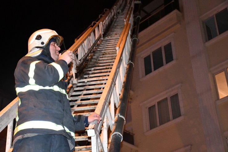 Aksaray’da çatı yangını paniğe neden oldu