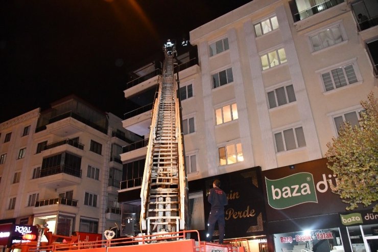 Aksaray’da çatı yangını paniğe neden oldu