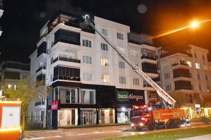 Aksaray’da çatı yangını paniğe neden oldu