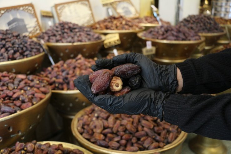 Tezgahtaki hurmalar kargoyla evlere gönderiliyor