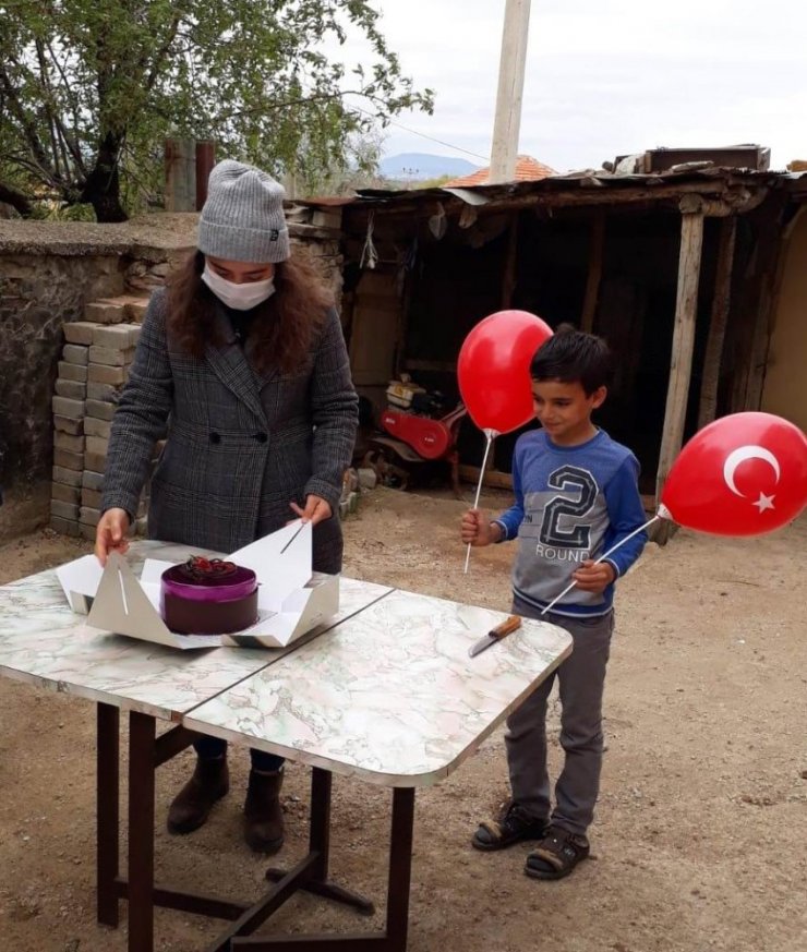 Kaymakamdan 23 Nisan’da doğan öğrenciye sürpriz ziyaret