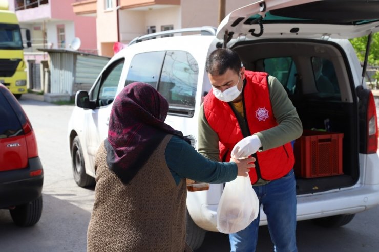 Aksaray Belediyesinden ihtiyaç sahibi ailelere sıcak yemek ikramı