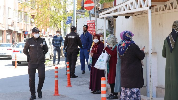 Uzun kuyruğun oluştuğu Kızılay’ın yardımı sosyal mesafe denetimi ile yapıldı