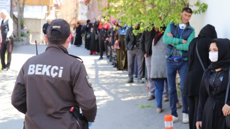 Uzun kuyruğun oluştuğu Kızılay’ın yardımı sosyal mesafe denetimi ile yapıldı