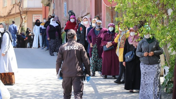 Uzun kuyruğun oluştuğu Kızılay’ın yardımı sosyal mesafe denetimi ile yapıldı